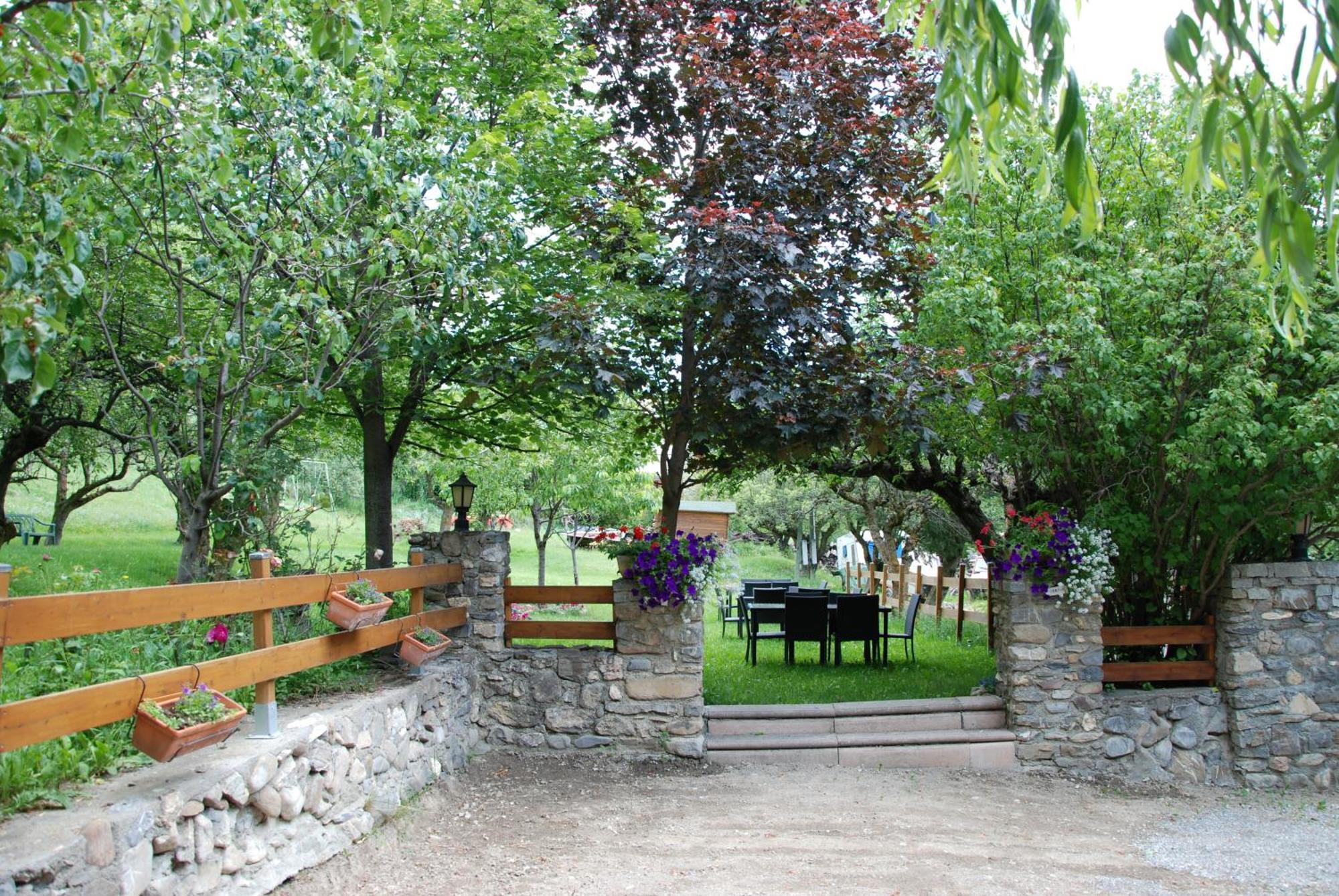 Hotel & Restaurant Le Chalvet Embrun Exterior foto